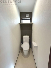 温水洗浄便座付トイレは温水洗浄機能により、暖かい水でおしりを洗浄することができ、冷たい水を使う従来の便座に比べ、温水洗浄機能で暖かいトイレを提供し、快適な使用を可能にします。