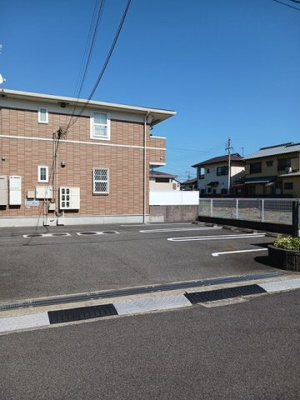 【駐車場】 | プルミエール | 駐車場があるので、車を買う予定の方も安心です