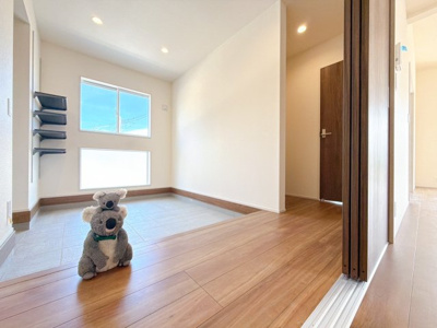 【エントランス】 | 前橋市総社町植野　平屋　新築住宅 | マルチエントランスはアウトドア用品の収納にも重宝します。
