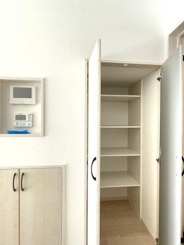 カーサ・ヴェルディ伴東1丁目の収納|１階キッチン横のパントリーです。