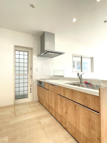 カーサ・ヴェルディ伴東1丁目のキッチン|キッチンは対面式のシステムキッチンです。