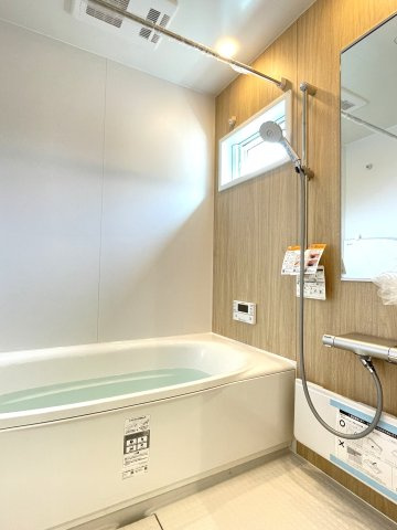 カーサ・ヴェルディ伴東1丁目の浴室|浴室は換気用の窓が付いています。２４時間換気、乾燥、暖房機能付きです。