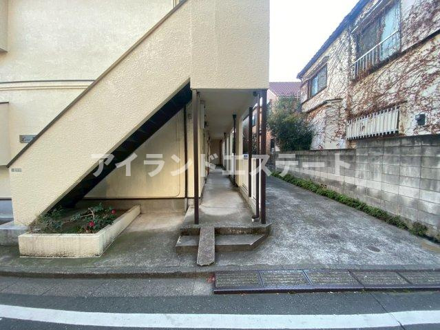 リブ駒沢　バストイレ別　駅近　室内洗濯機置場のエントランス