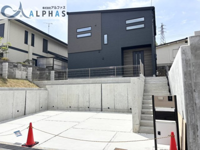 【外観】 | 神戸市北区緑町五丁目　新築戸建 | ◆広々とした土地面積234.80平米(約71.02坪)♪駐車並列3台可能※車種による