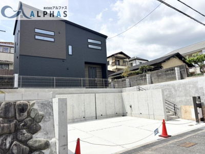 【外観】 | 神戸市北区緑町五丁目　新築戸建 | ◆広々とした土地面積234.80平米(約71.02坪)♪駐車並列3台可能※車種による