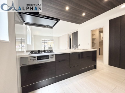 【キッチン】 | 神戸市北区緑町五丁目　新築戸建 | ◆南向きのLDK約18帖は明るく過ごせます♪◆家族団らんの時間も増えそうなくつろぎのＬＤＫです♪