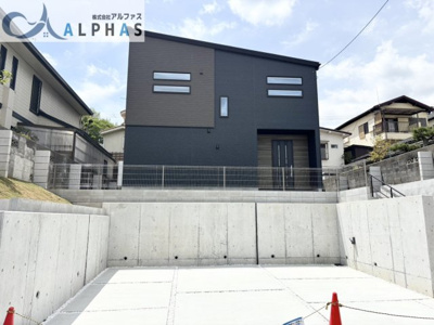【駐車場】 | 神戸市北区緑町五丁目　新築戸建 | ◆広々とした土地面積234.80平米(約71.02坪)♪駐車並列3台可能※車種による