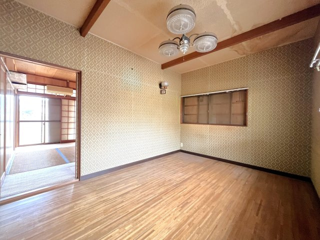 櫟野戸建ての洋室