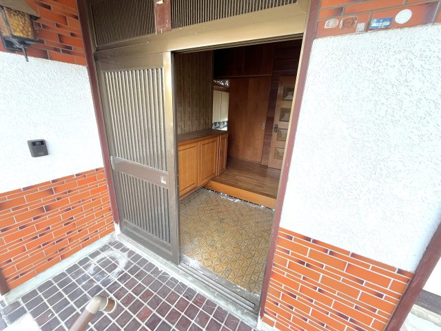 櫟野戸建ての玄関