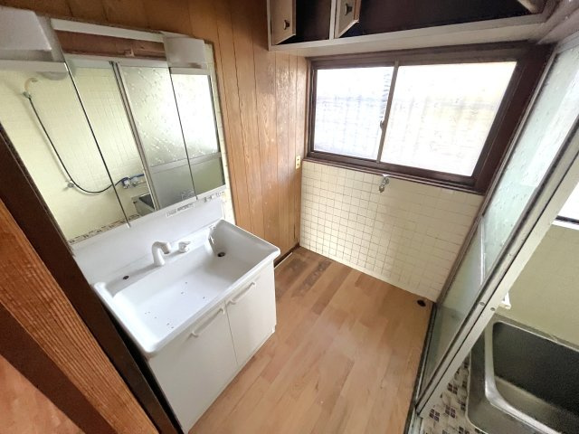 櫟野戸建ての洗面所