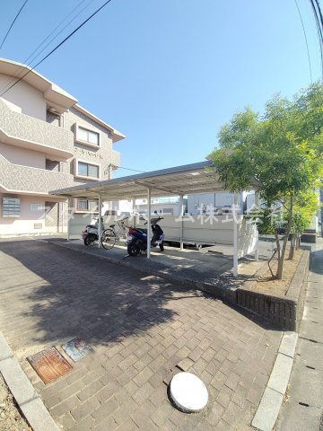 ア・ラ・モード18の駐車場|車をお持ちの方に嬉しい駐車場付きの物件です