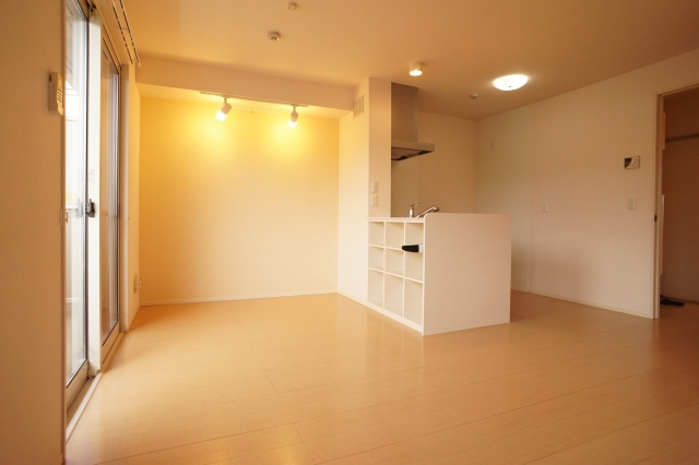 ローズガーデンＡの居間・リビング