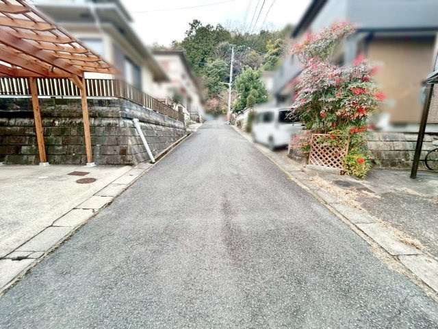 売土地　上矢田町岩田の前面道路含む現地写真