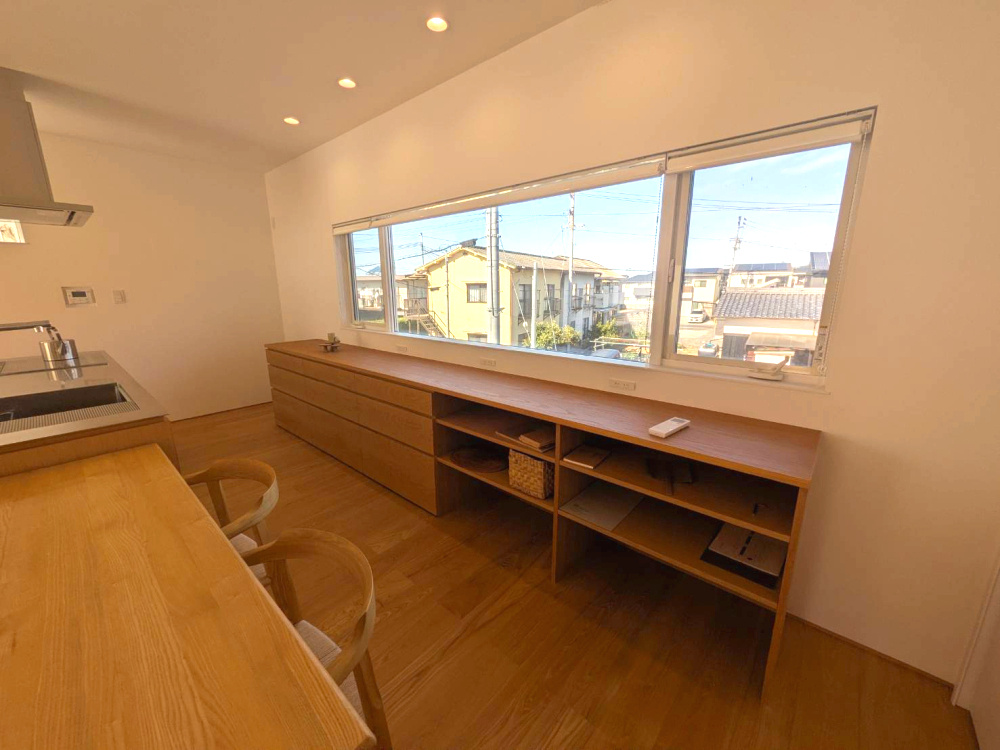 北土居の中古戸建　松山市北土居のキッチン|たっぷり背面収納と大窓