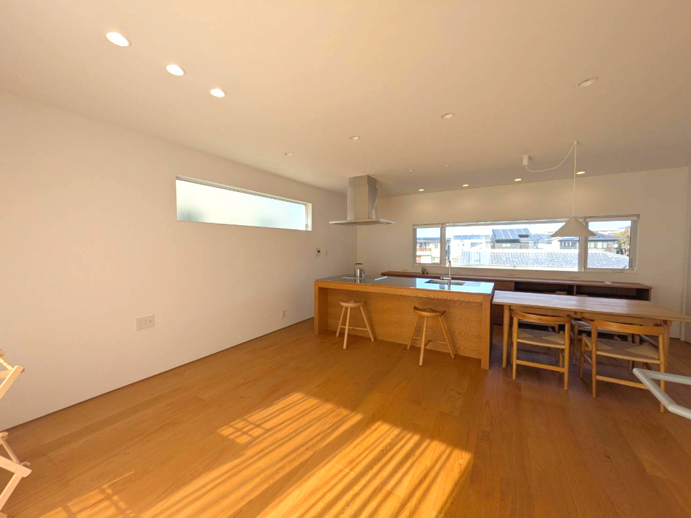 北土居の中古戸建　松山市北土居の居間・リビング|窓の多いおうちですが、外からの視線は気になりません♪