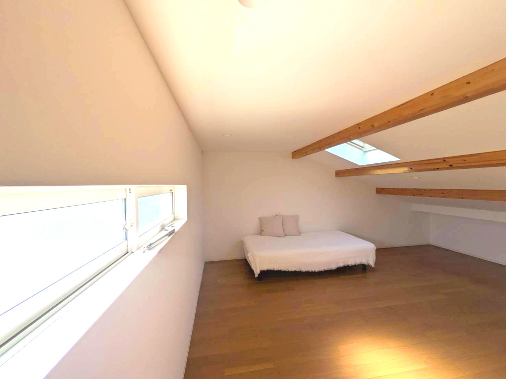 北土居の中古戸建　松山市北土居の洋室|小屋裏表記ですが、天井高く、一人前のひと部屋です