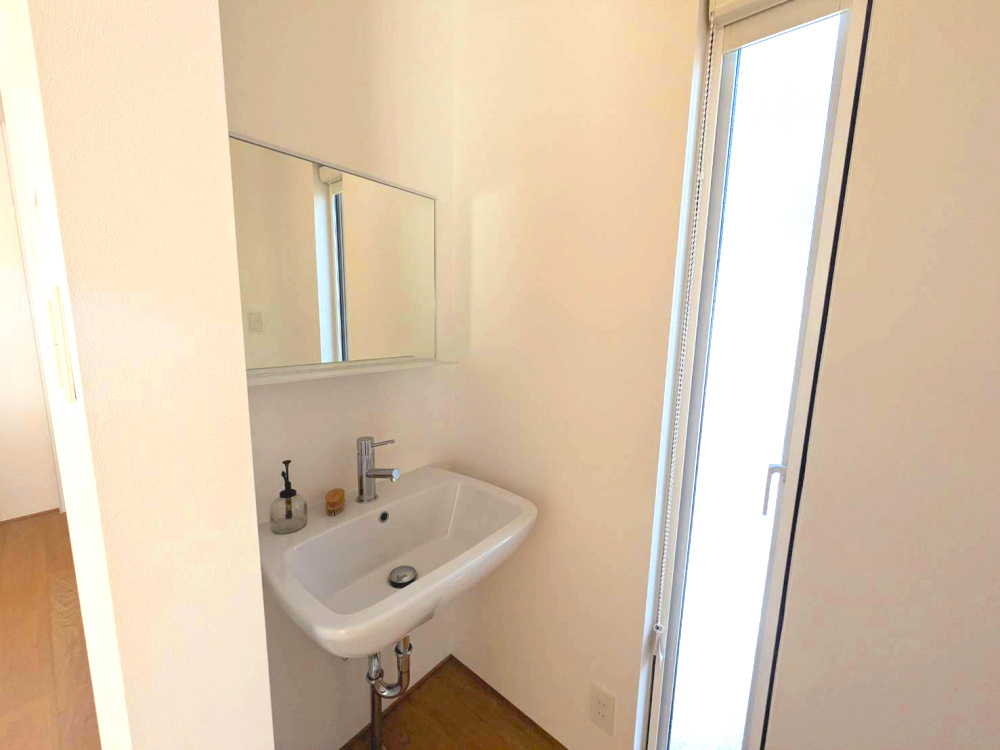 北土居の中古戸建　松山市北土居の洗面所|トイレ用の手洗い器です。