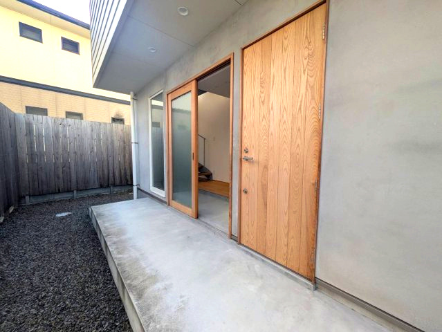 北土居の中古戸建　松山市北土居の玄関|アプローチからこだわりました！さすがモデルハウス！！