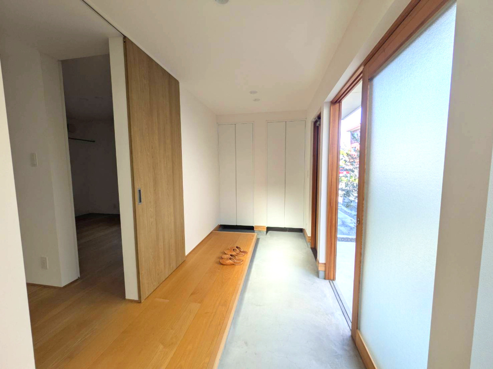 北土居の中古戸建　松山市北土居の玄関|天井まで高さのある扉で開放感MAX