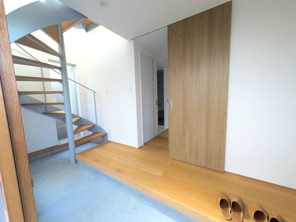 北土居の中古戸建　松山市北土居の玄関|色調も大事に設計しております