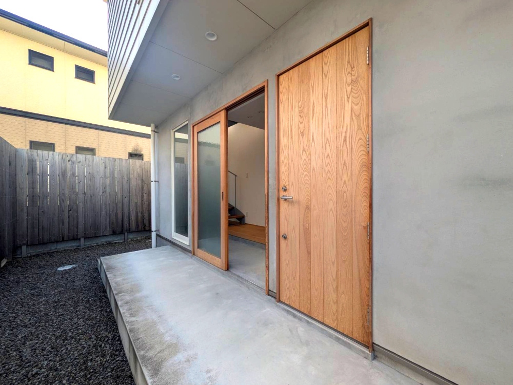 北土居の中古戸建　松山市北土居の庭|屋根のある玄関で住む人が心地よい設計です