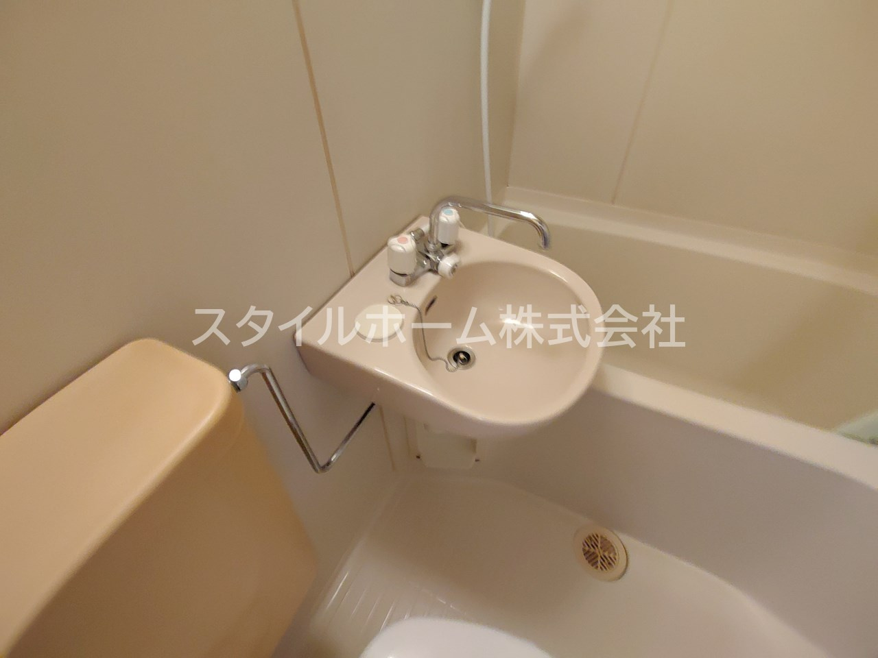 ユトリロ草間の洗面所|別部屋写真です。