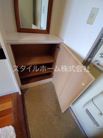ユトリロ草間の収納|別部屋写真です。