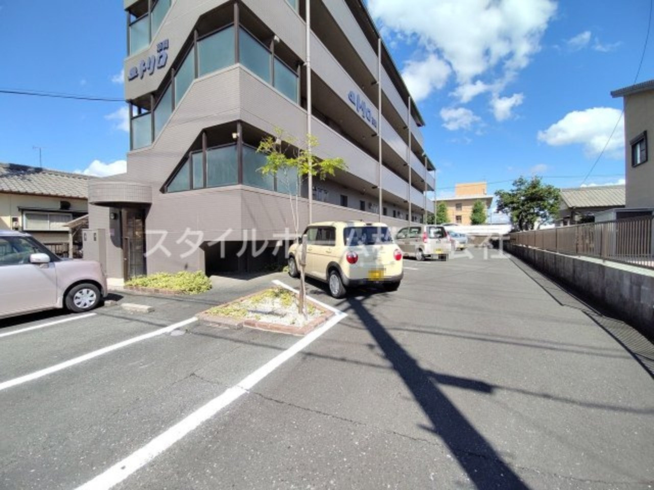 ユトリロ草間の駐車場