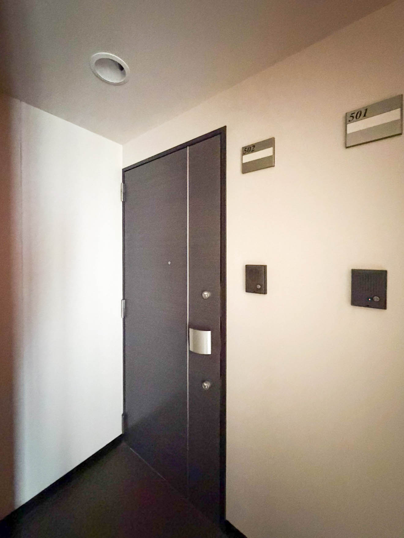 I・Sビルの玄関