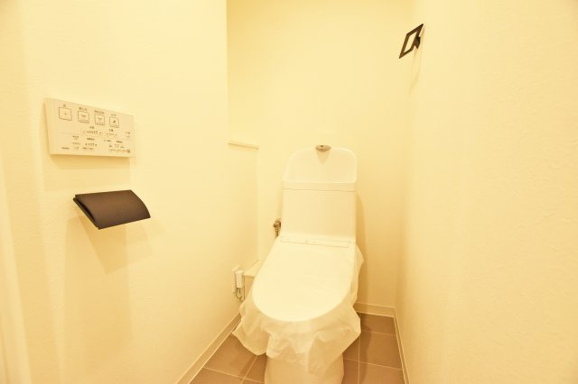 ペルル加島Ⅱのトイレ|寒い日でも快適に利用できる温水洗浄便座付トイレです。