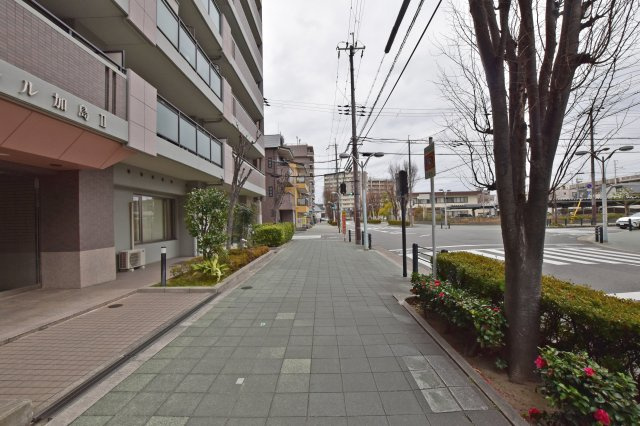 ペルル加島Ⅱの外観|現地前面道路。