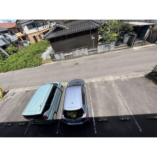 ブリリアンスKAWASHIMA の駐車場