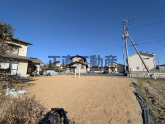 【周辺】 | 東側が前面道路となります。南側は畑のため、日当たり良好です。
