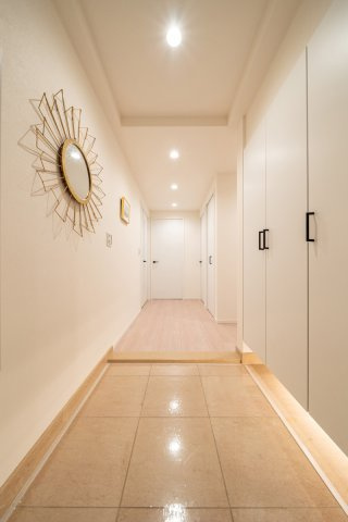 【玄関】 | 【玄関】白を基調とした明るく綺麗な玄関！シューズボックス完備です◎