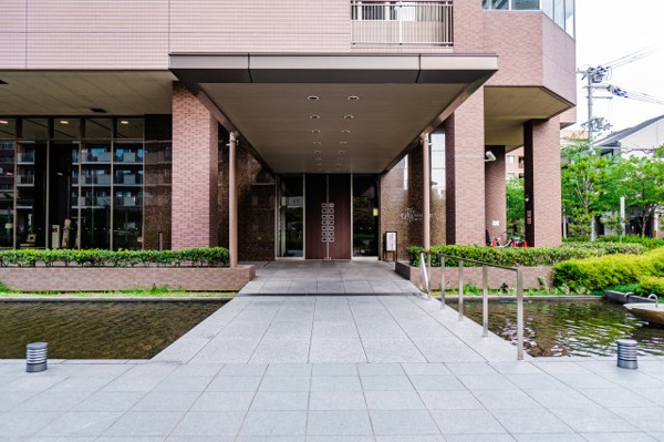  | 【エントランス外観】ゆとりある構えの、水と緑の潤い豊かなエントランスアプローチ！