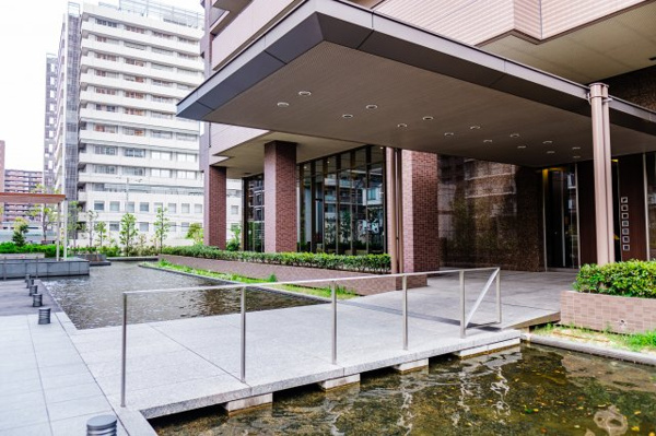  | 【エントランス外観】水盤に浮かぶ架け橋が、タワーエントランスにふさわしい優雅さを醸し出しています！