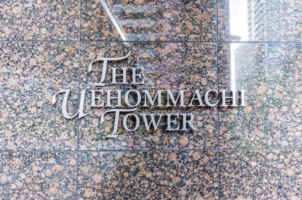 【その他】 | 【館銘板】映画のタイトルロゴのようなデザインの館銘板が、住まう方やゲストをお出迎えします！