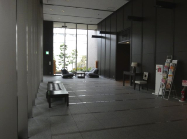 【エントランス】 | 【エントランスロビー】ホテルのような気品とゆとり。天井まで届くガラス窓で開放的な空間を演出！