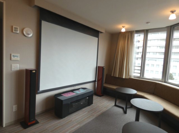 【その他共用部分】 | 【シアタールーム】ワイドスクリーンと迫力のある音響で、お気に入りの映画などを楽しめます！