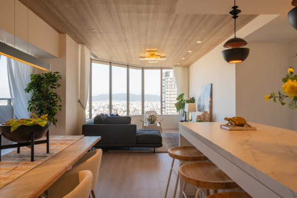 【居間・リビング】 | 【リビングダイニング】約25帖！床暖房完備で冬でも足元あたたかいです！