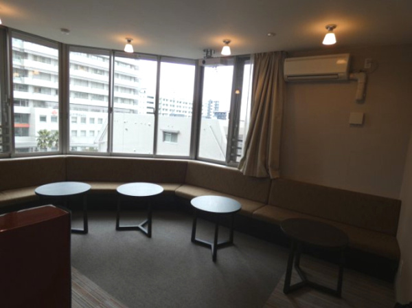 【その他共用部分】 | 【シアタールーム】カーテンを開けると、ワイドなコーナーサッシから自然光が降り注ぎます！