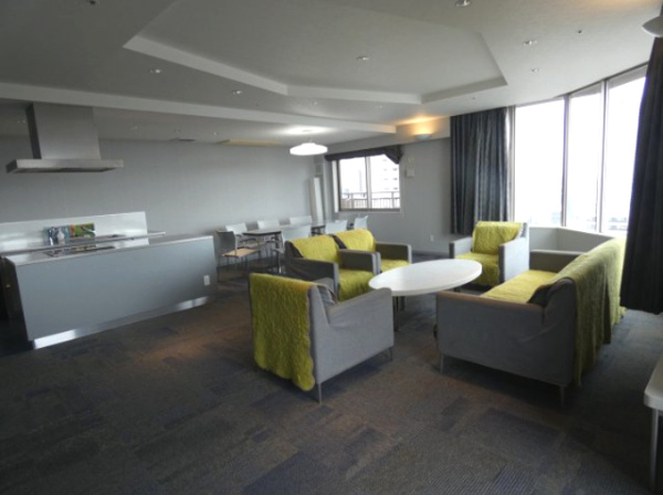 【ロビー】 | 【スカイラウンジ】パーティールームとしても利用できる、キッチン付きのラウンジ！ダイナミックな眺望も◎