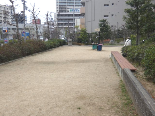 【庭】 | 【キッズコート】植栽帯により道路と分離した安全な広場です！十分な広さと遊具、ベンチも備えております。