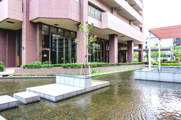 【周辺】 | 【アクアコート】エントランス周辺を覆っている大きな水盤です！水都・大阪を象徴するような空間デザイン！