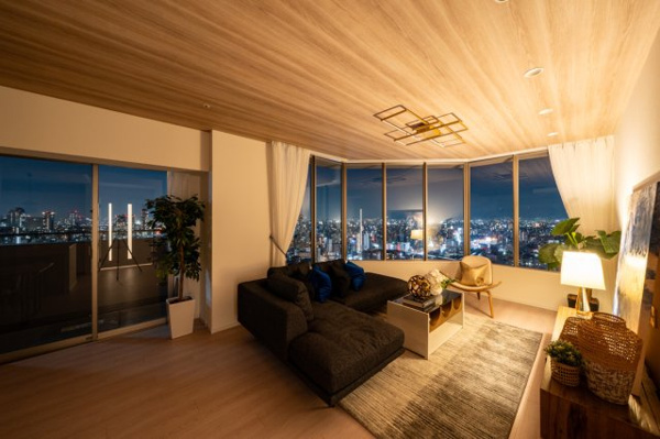 【居間・リビング】 | 【リビングダイニング】大きな窓からきらびやかな夜景を毎日お楽しみいただけます◎