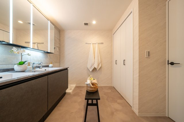 【独立洗面台】 | 【独立洗面台】大きな三面鏡の洗面台です！鏡裏や洗面台下には収納も◎