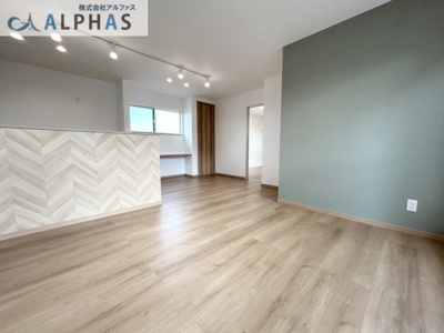 【居間・リビング】 | 明石市大久保町西島　新築戸建 | ◆収納豊富なので室内スッキリ！住宅設備も充実しており、忙しい家事の味方です♪