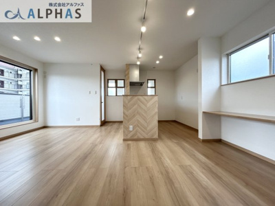 【居間・リビング】 | 明石市大久保町西島　新築戸建 | ◆明るく開放的なLDKは家族みんなの快適空間♪
◆休日はお陽さまの光をたっぷりととりこめるぽかぽかリビングで過ごしませんか？