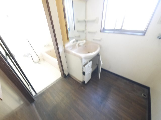 大網白里市北今泉　中古戸建の独立洗面台|白里海岸まで徒歩約12分敷地約69坪 5LDK対面式システムキッチン並列2台可能自然豊かな静かな環境