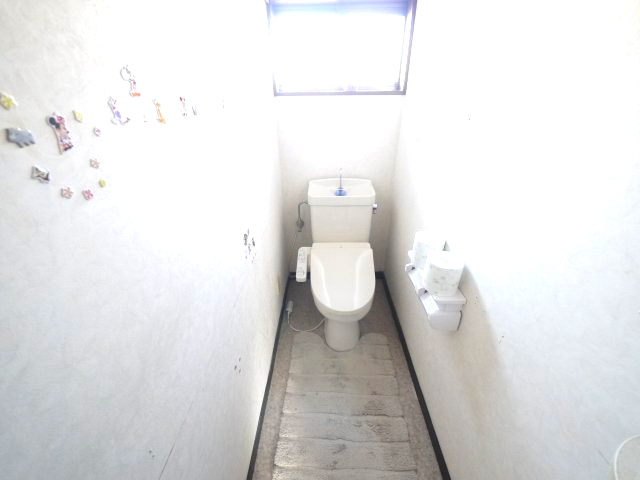 大網白里市北今泉　中古戸建のトイレ|白里海岸まで徒歩約12分敷地約69坪 5LDK対面式システムキッチン並列2台可能自然豊かな静かな環境